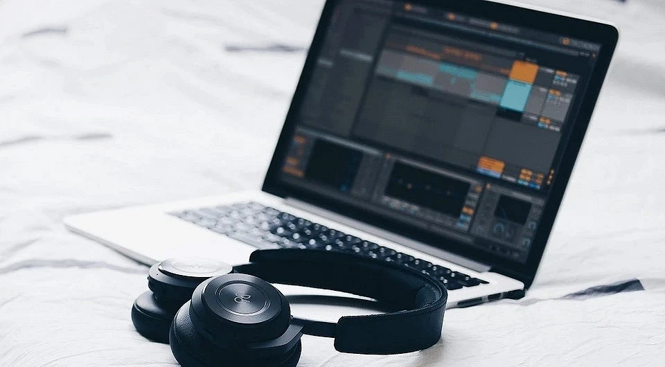 Как подключить к компьютеру микрофон и правильно его настроить Как подключить к компьютеру микрофон и правильно его настроить