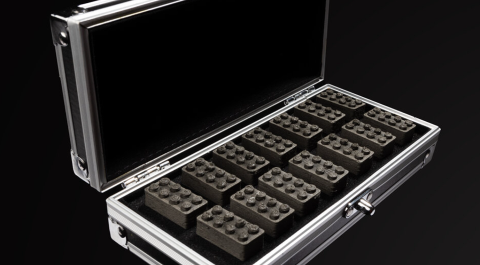Это самый необычный кирпичик Lego. Он сделан из метеоритной пыли