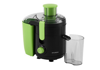 Соковыжималка из прочного пищевого пластика мощная, но при этом тихая. При 500 Вт она издает шум на уровне 75 Вт, что сопоставимо с шепотом.