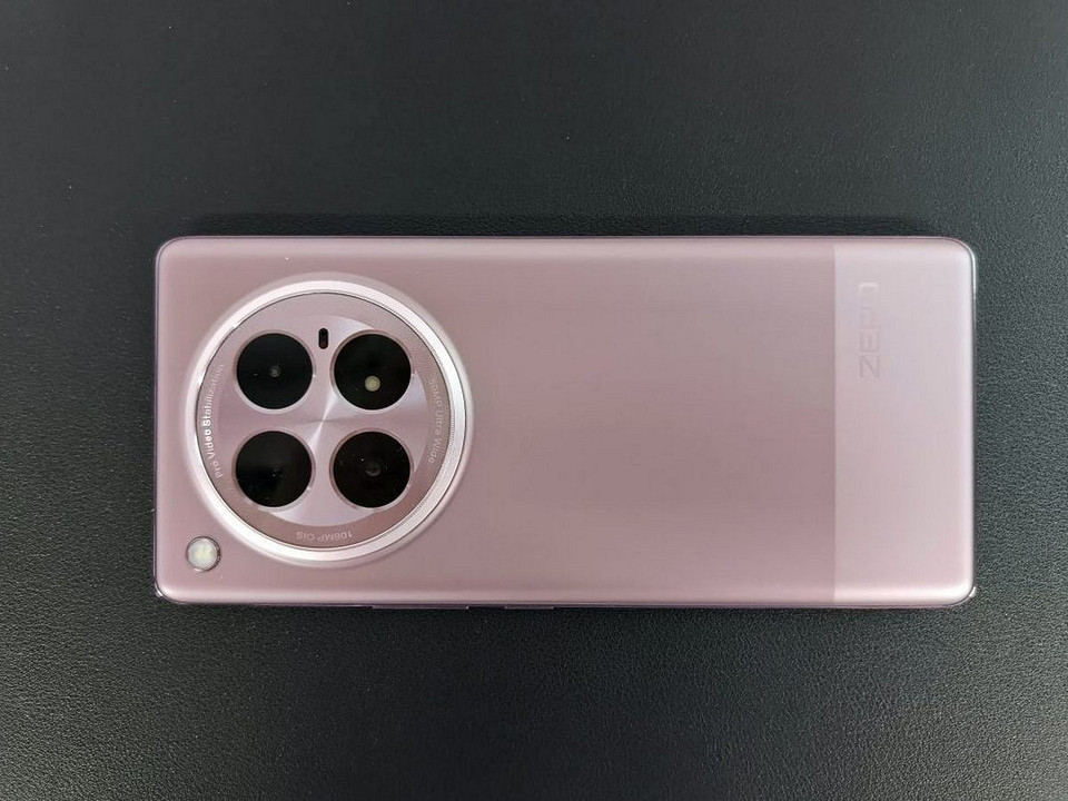 Infinix Zero 40 показали на фотографиях до презентации