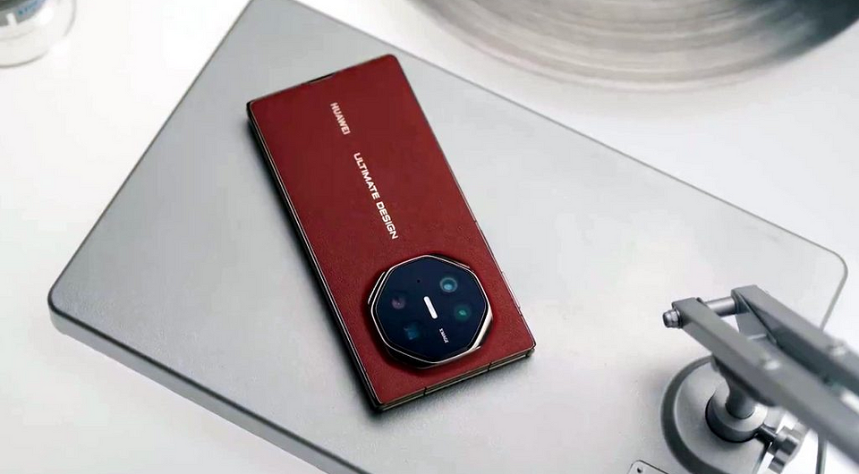 Представлена уникальная «трикладушка» HUAWEI Mate XT Ultimate за $2800