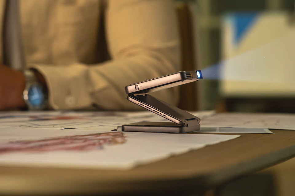 Складные смартфоны уже не удивляют? Тогда посмотрите на этот складной проектор Aurzen Zip Складные смартфоны уже не удивляют? Тогда посмотрите на этот складной проектор Aurzen Zip