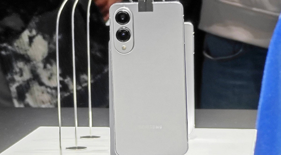 Samsung Galaxy S25 Edge показали на живых фото — очень тонкий смартфон, который похож на iPhone 16