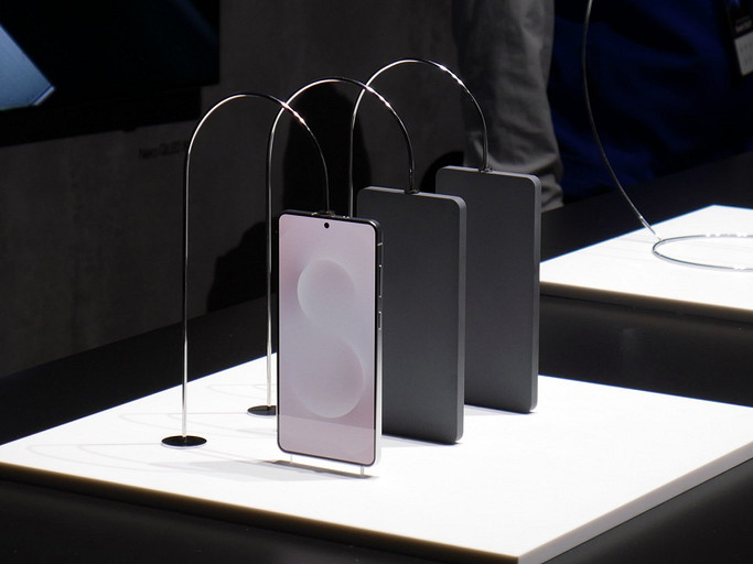 Samsung Galaxy S25 Edge показали на живых фото — очень тонкий смартфон, который похож на iPhone 16