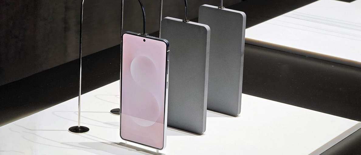 Samsung Galaxy S25 Edge показали на живых фото — очень тонкий смартфон, который похож на iPhone 16