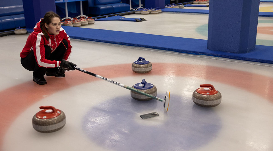 Ударопрочность нового смартфона HONOR X9c протестировали профессиональные керлингистки