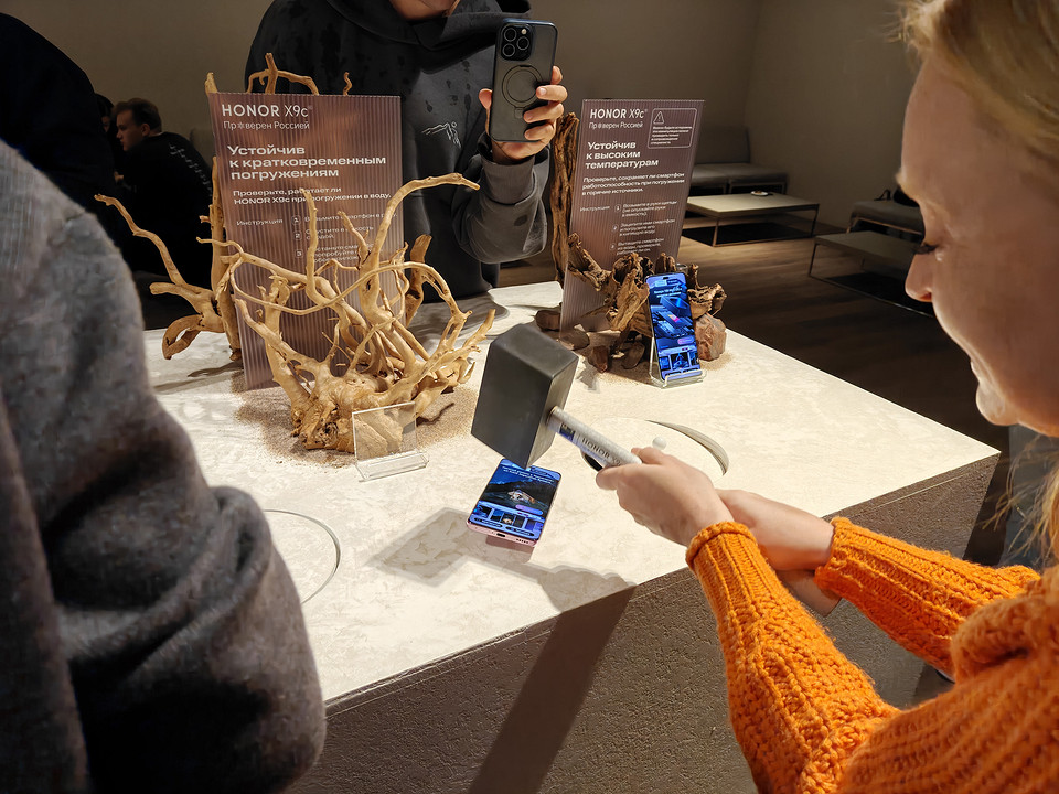 Российские ритейлеры начали принимать предзаказы на ударопрочный смартфон HONOR X9c