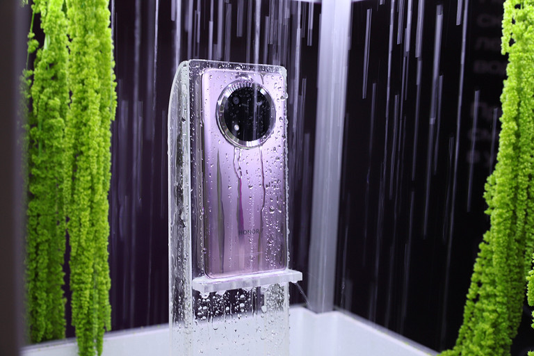 Российские ритейлеры начали принимать предзаказы на ударопрочный смартфон HONOR X9c