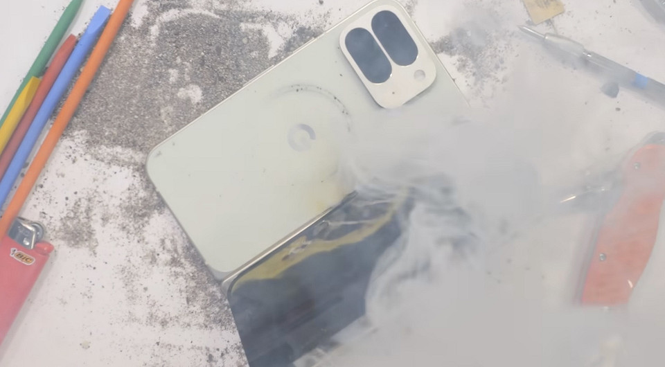 Google Pixel 10 Pro Fold взорвался у блогера в руках во время теста на прочность