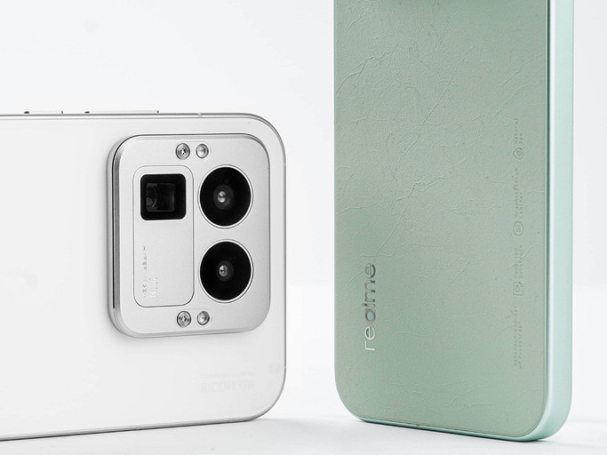 Суперфлагман realme GT 8 Pro показали на красивых студийных фото и раскрыли расцветки