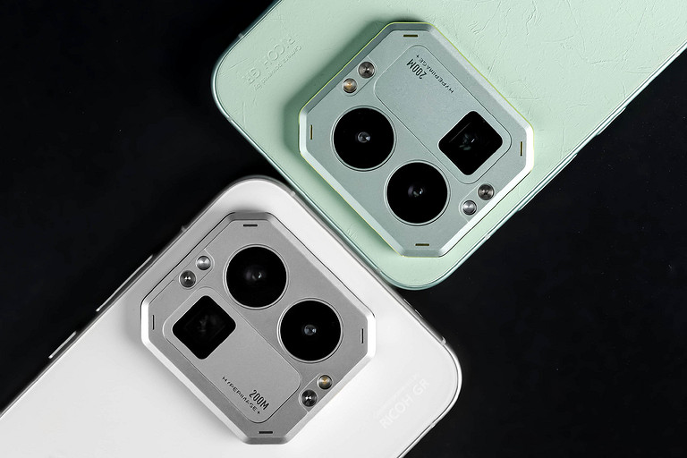 Суперфлагман realme GT 8 Pro показали на красивых студийных фото и раскрыли расцветки