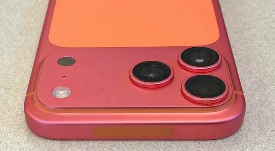 В том, что оранжевые iPhone 17 Pro становятся розовыми, виновата перекись водорода