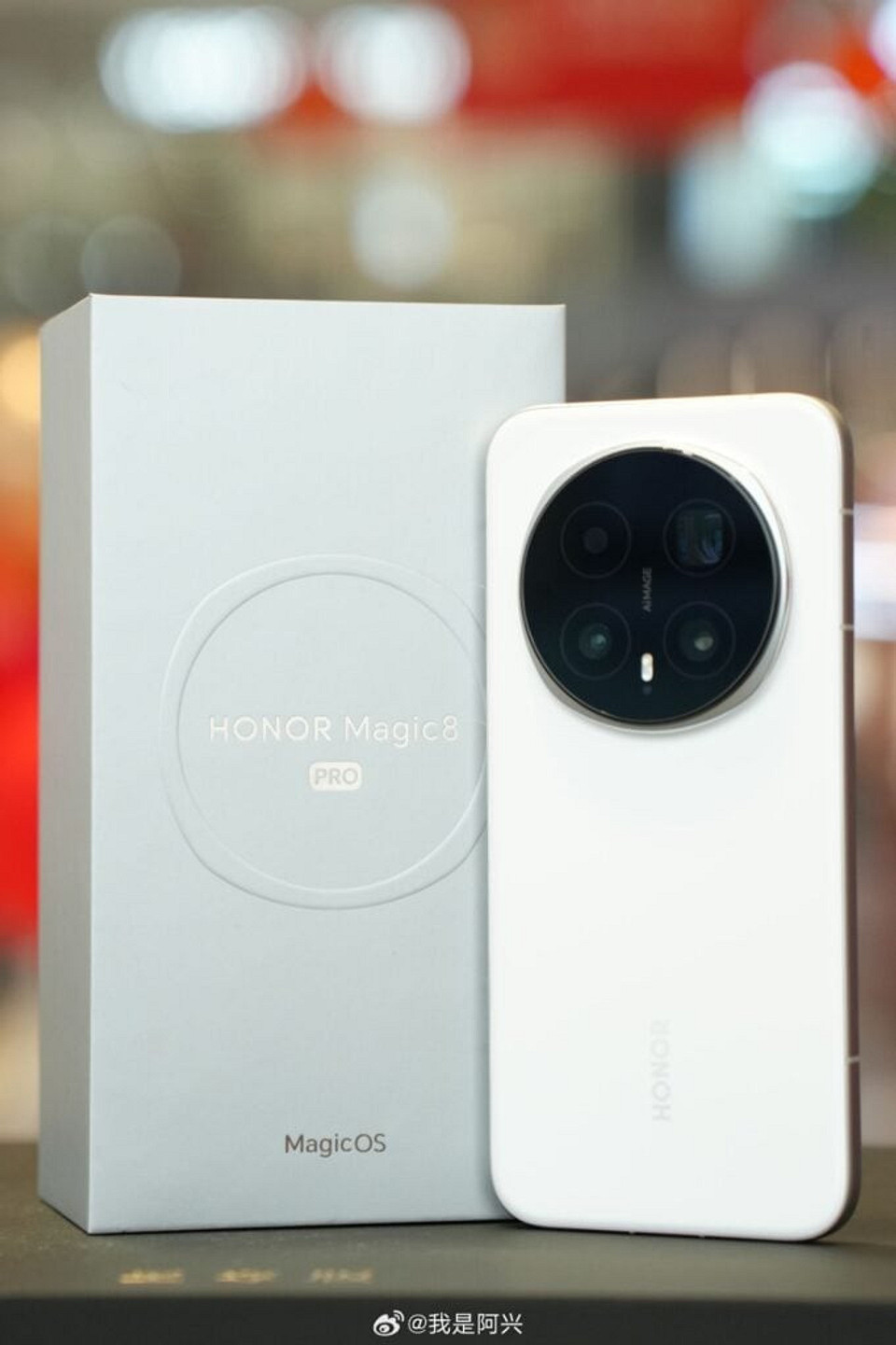 HONOR Magic8 Pro засветился на фото в новом белом цвете HONOR Magic8 Pro засветился на фото в новом белом цвете