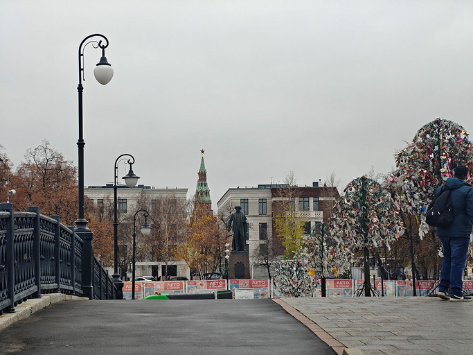 Обзор смартфона OnePlus 15: топовый чип и гейминг на частоте 165 Гц