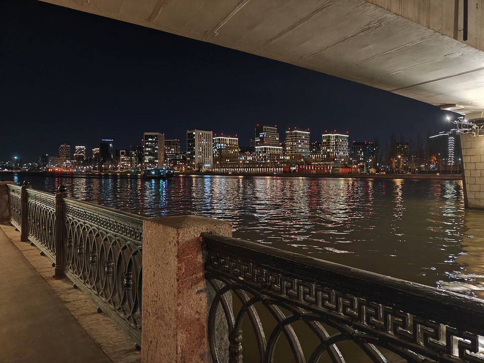 Обзор смартфона OnePlus 15: топовый чип и гейминг на частоте 165 Гц