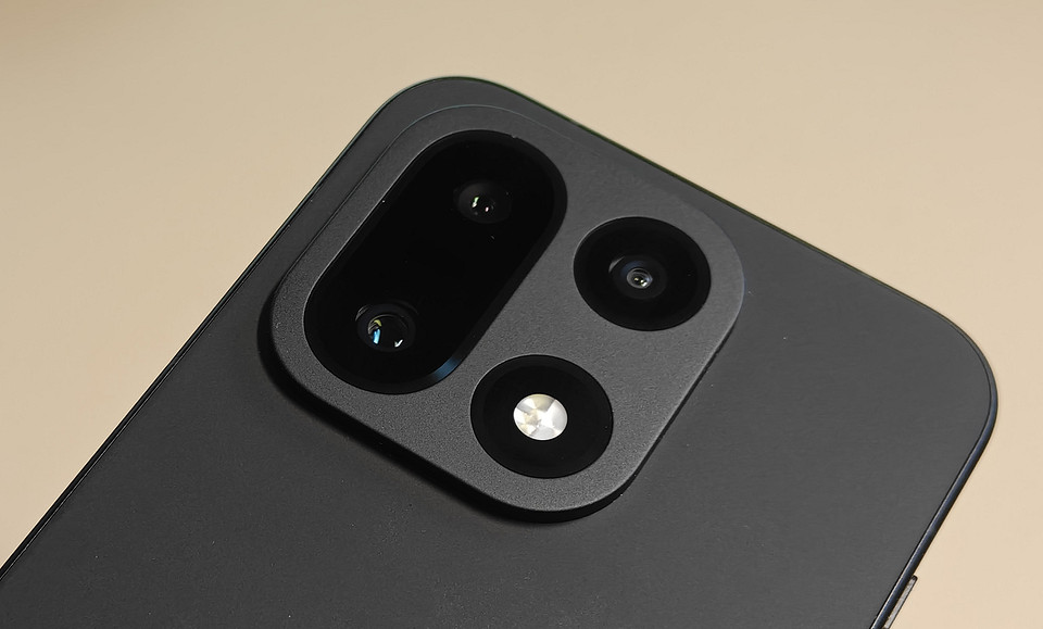 Обзор смартфона OnePlus 15: топовый чип и гейминг на частоте 165 Гц