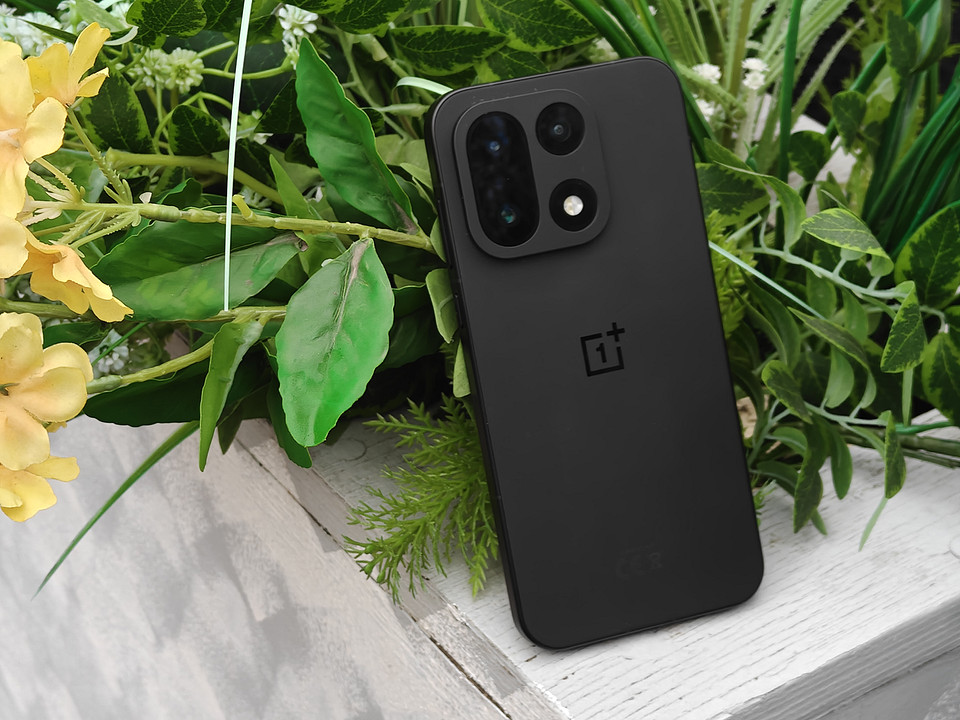 Обзор смартфона OnePlus 15: топовый чип и гейминг на частоте 165 Гц