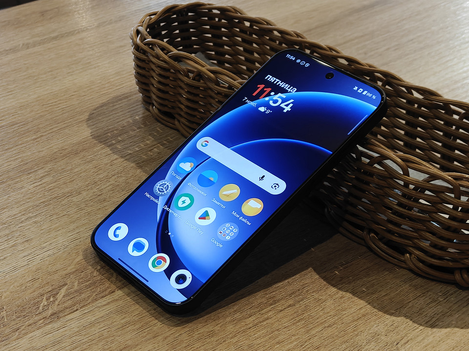 Обзор смартфона OnePlus 15: топовый чип и гейминг на частоте 165 Гц