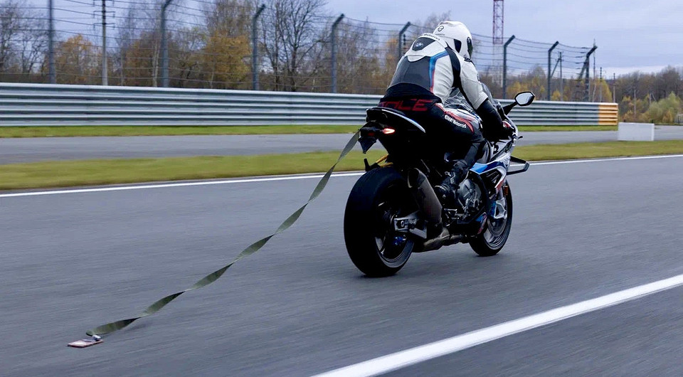 Смартфон HONOR X9d уронили на 200 км/ч и прокатили на троссе