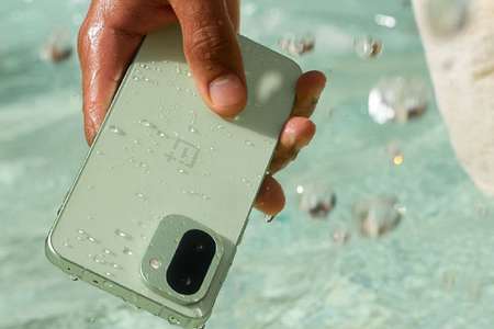 Самое интересное за неделю: крошка vivo S50 Pro Mini, мощный OnePlus 15R, ИИ-наушники Яндекс Дропс