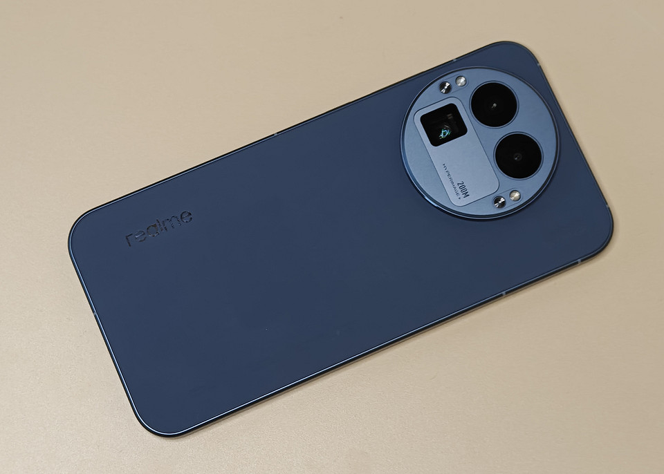 Обзор realme GT8 Pro — топовый чип, телевик на 200 Мп и сменные накладки для камер