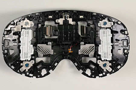Эксперты iFixit разобрали Samsung Galaxy XR, чтобы показать необычную и многослойную конструкцию гарнитуры