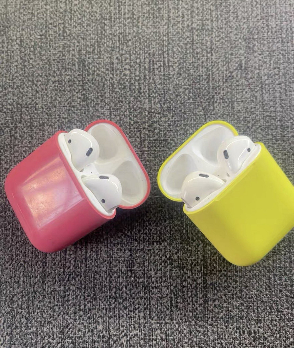 Посмотрите на цветные AirPods. Apple экспериментировала с расцветками ещё 6 лет назад