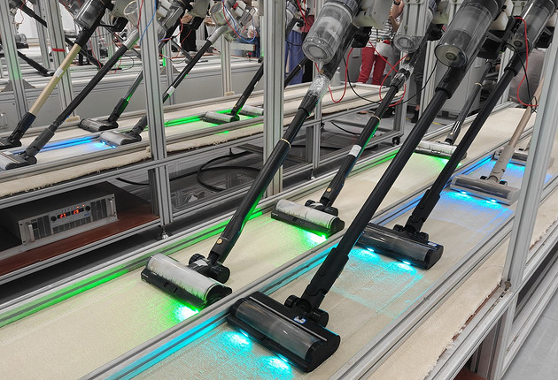 Умные технологии уборки: как собирают и как тестируют современные пылесосы