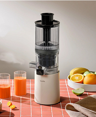 Шнековая соковыжималка стабильно работает даже с плотными продуктами — от груш и яблок до свеклы и моркови. Технология холодного отжима позволяет эффективно извлекать сок, сохраняя его вк...