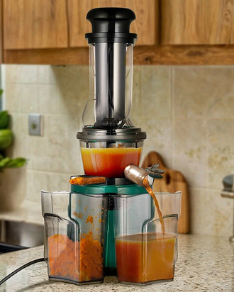 Модель работает на одной скорости, что типично для большинства приборов такого типа — благодаря низкооборотной конструкции она мягко извлекает сок, сохраняя больше витаминов и натуральног...