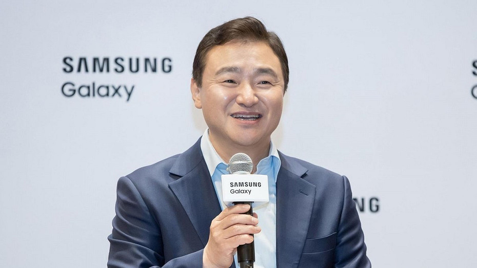 Глава Samsung официально подтвердил выпуск смартфона-трикладушки в этом году