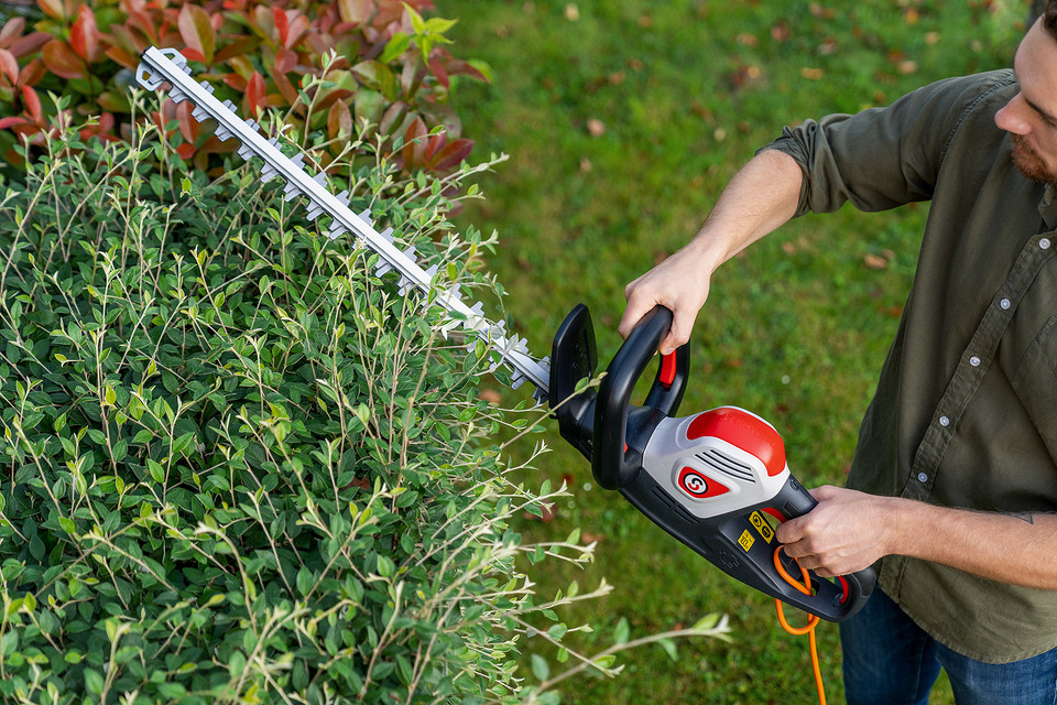 Сетевые и аккумуляторные кусторезы: как выбрать, какой купить?