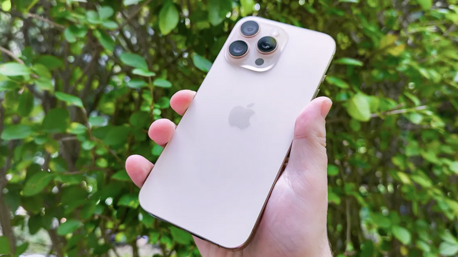 В Toms Guide составили топ-10 лучших смартфонов с защитой от воды на лето 2025