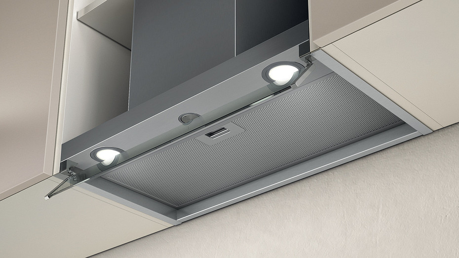 Тихо, незаметно, эффективно: 6 встраиваемых вытяжек для разных кухонь