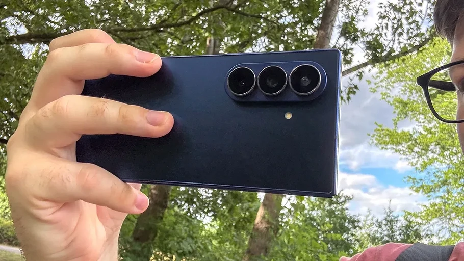 Toms Guide назвал 6 лучших смартфонов с гибкими экранами на лето 2025