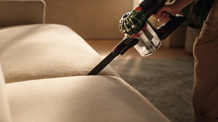 Dyson представила флагманский пылесос V8 Cyclone со сменным аккумулятором