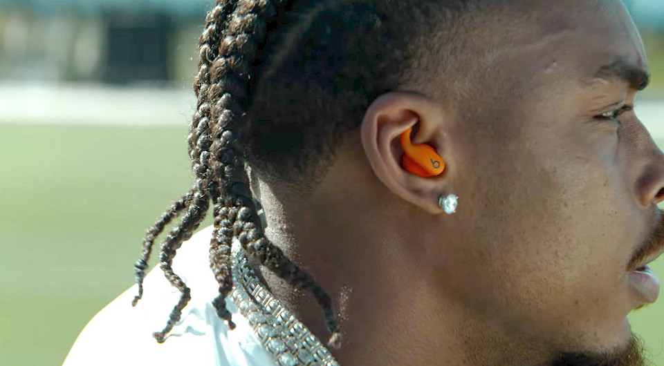 Apple показала наушники Powerbeats Fit для любителей активного образа жизни