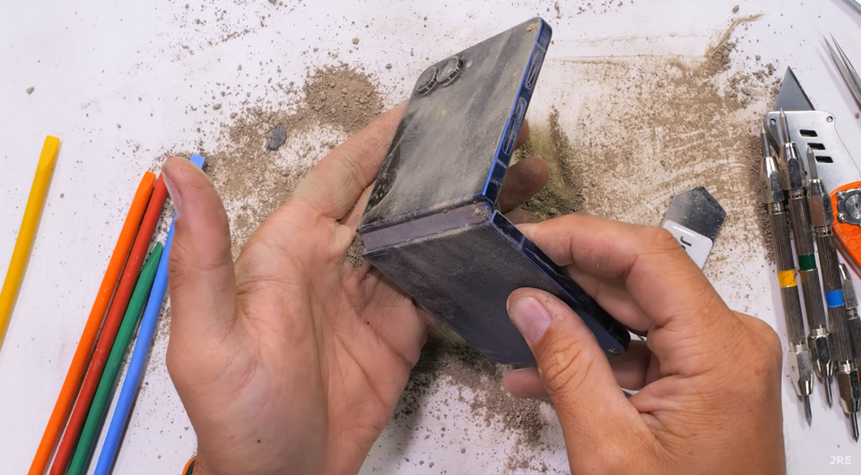 Samsung Galaxy Z Flip 7 протестировали на прочность: шарнир впечатляет, экран — по-прежнему слабое звено