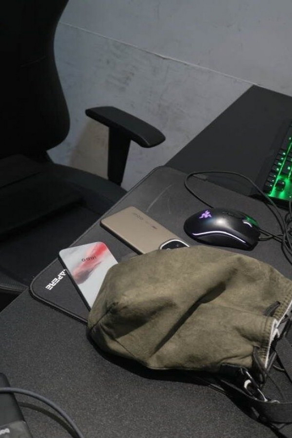 iQOO 15 впервые показали на фото вживую iQOO 15 впервые показали на фото вживую