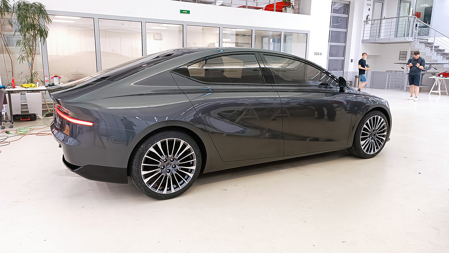 «Молнию» показали на фото: первый отечественный электроседан от Московского метрополитена готовится к выходу