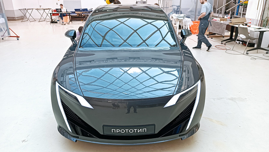 «Молнию» показали на фото: первый отечественный электроседан от Московского метрополитена готовится к выходу