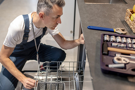 Почему из посудомоечной машины течет вода?