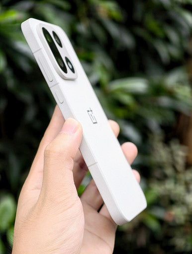 Получилось красиво: OnePlus 15 в цвете «Песчаная буря» показали на фото