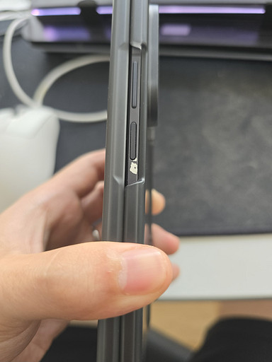 Просто ужас! У Galaxy Z Fold 7 обсыпается краска, а ведь он стоит как два iPhone 16 Pro