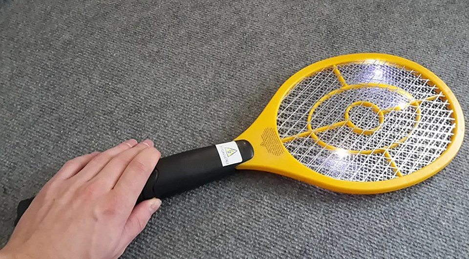 Как работает электрическая мухобойка