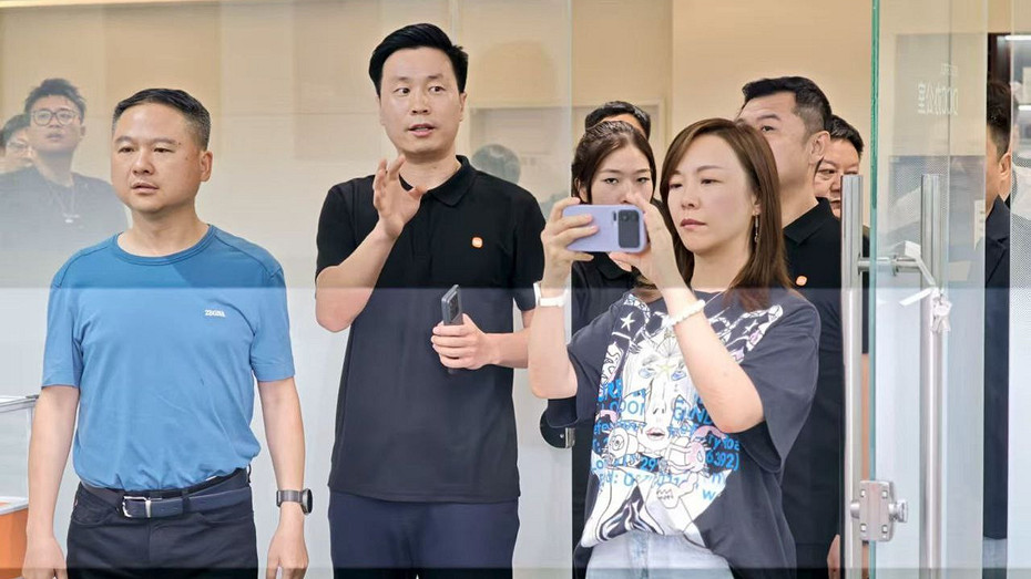 Шпионские фото Xiaomi 16 намекают на возвращение дополнительного дисплея в стиле Xiaomi 11 Ultra