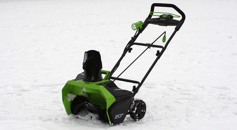 Greenworks выпустил новые модели аккумуляторных снегоуборщиков