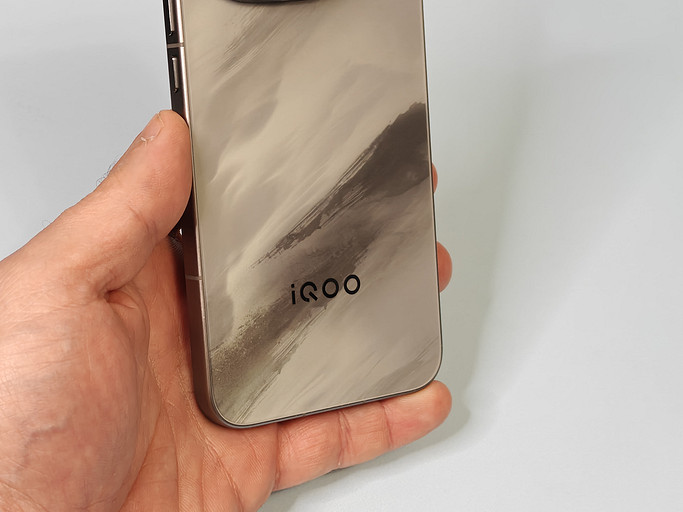 Обзор смартфона iQOO 15: топовый процессор и батарея 7000 мАч