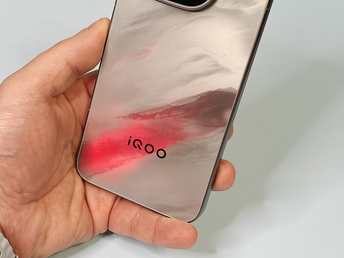 Обзор смартфона iQOO 15: топовый процессор и батарея 7000 мАч