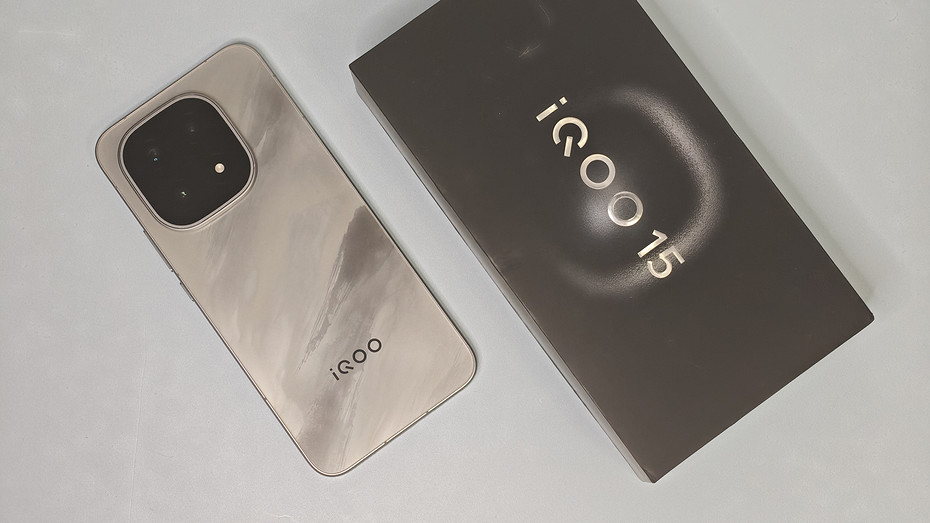 Обзор смартфона iQOO 15: топовый процессор и батарея 7000 мАч